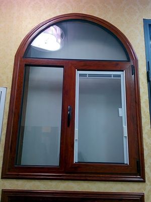 Ξύλινο χρωματισμένο σιτάρι Louver στροφής κλίσης παραθύρων αλουμινίου εμπορικό σχέδιο παραθύρων